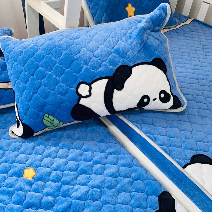 91家纺网 家纺一手货源 找家纺 小虾米 2024新款加厚上下床牛奶绒夹棉床笠款 熊猫帕帕