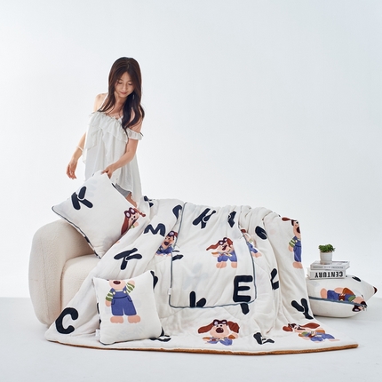 91家纺网 家纺一手货源 找家纺 照世家纺 2024新款牛奶绒可爱印花抱枕被（控价59/82/109/139） 小狗,小狗