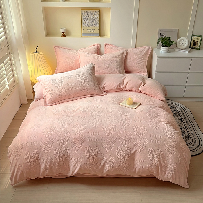 91家纺网 家纺一手货源 找家纺 （总）2024新款牛奶绒雕花加厚保暖高克重床单床笠三四件套奶油纯色