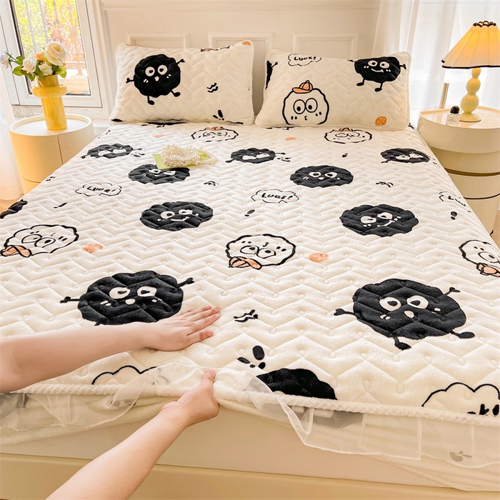 91家纺网 家纺一手货源 找家纺 小萌虎 2024新款牛奶绒夹棉花边床笠 黑豆精灵