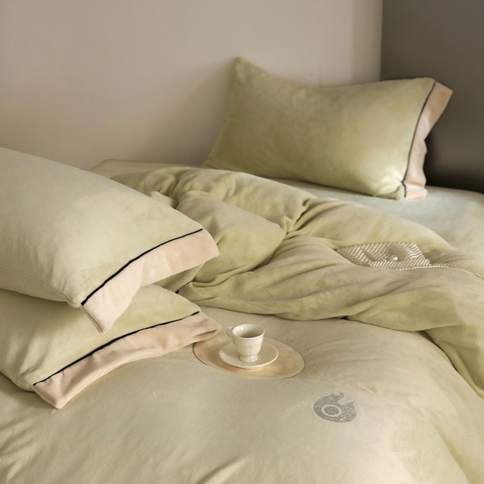 91家纺网 家纺一手货源 找家纺 金奇达家纺 2024秋冬新品保暖加厚绒类热氧™绒绒四件套-【查理】（全网控价{折后券后}不低于238元） 查理-青梅