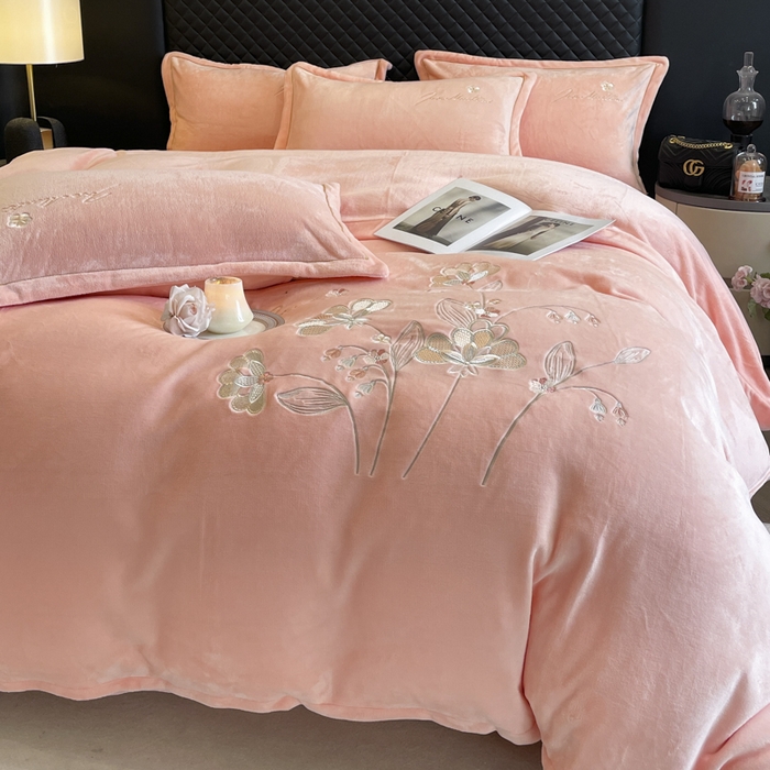 91家纺网 家纺一手货源 找家纺 畅畅家纺 2024秋冬新款牛奶绒绣花四件套 芳华-伊莉莎系列 伊莉莎-浅粉