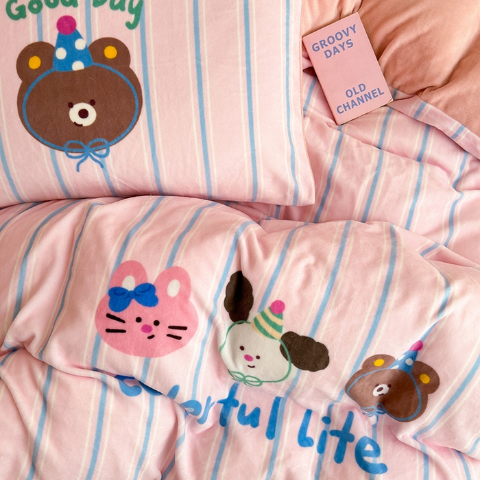 91家纺网 家纺一手货源 找家纺 2024新款大版卡通双面高克重牛奶绒床单款四件套 好朋友