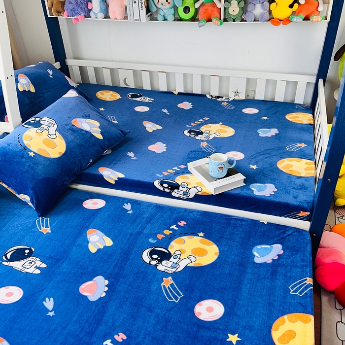 91家纺网 家纺一手货源 找家纺 小虾米 2024新款加厚上下床牛奶绒床笠款 遨游太空