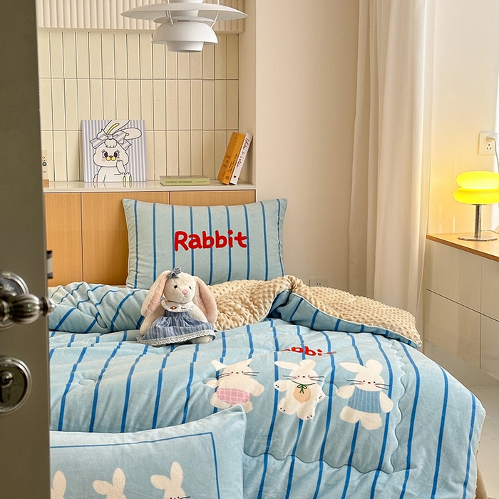 91家纺网 家纺一手货源 找家纺 2024新款卡通大版高克重牛奶绒豆豆被四件套 三只兔