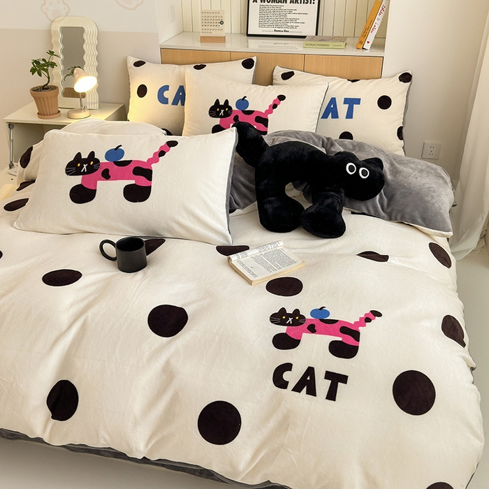 91家纺网 家纺一手货源 找家纺 2024新款大版卡通双面高克重牛奶绒床单款四件套 小猫