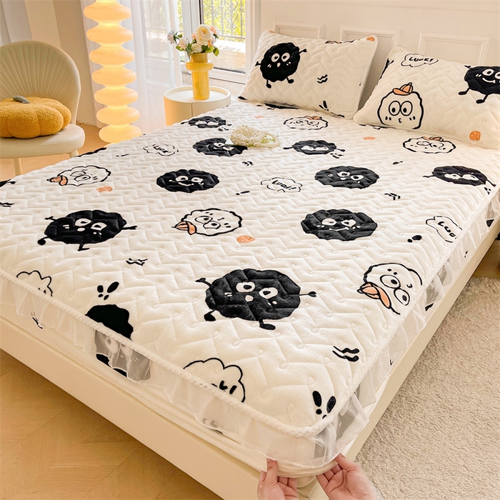 91家纺网 家纺一手货源 找家纺 小萌虎 2024新款牛奶绒夹棉花边床笠 黑豆精灵