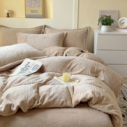 91家纺网 家纺一手货源 找家纺 2024新款牛奶绒雕花加厚保暖高克重床单床笠三四件套奶油纯色 美娜-班尼咖