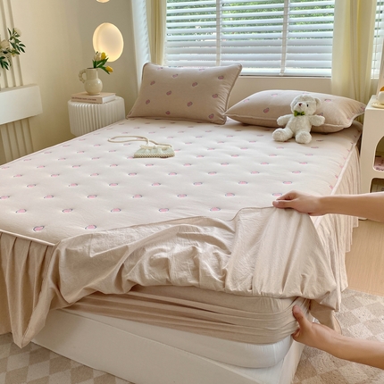 91家纺网 家纺一手货源 找家纺 （总）尊康家纺（原磊科） 2024新款全棉色织床裙款床笠-两情相悦