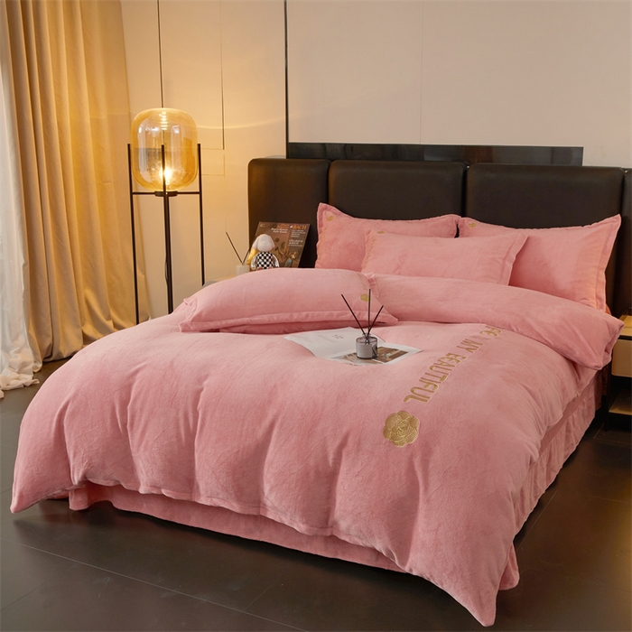 91家纺网 家纺一手货源 找家纺 招财狼家纺  2024新款7斤高克重牛奶绒刺绣四件套 山茶花-公主粉