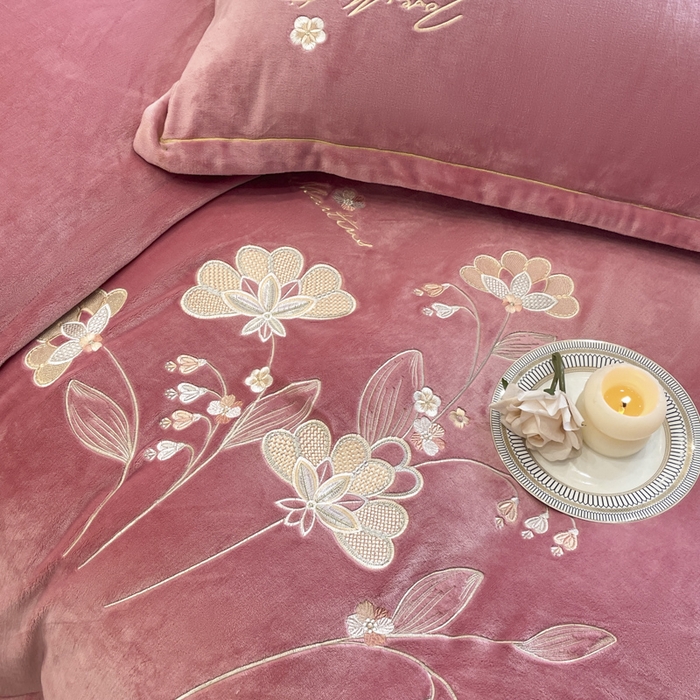 91家纺网 家纺一手货源 找家纺 畅畅家纺 2024秋冬新款牛奶绒绣花四件套 芳华-伊莉莎系列 伊莉莎-豆沙