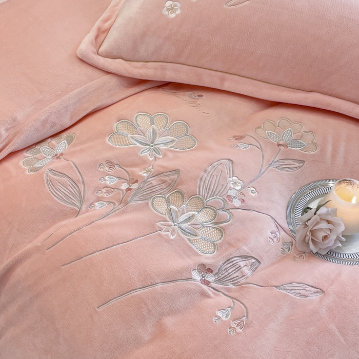 91家纺网 家纺一手货源 找家纺 畅畅家纺 2024秋冬新款牛奶绒绣花四件套 芳华-伊莉莎系列 伊莉莎-浅粉