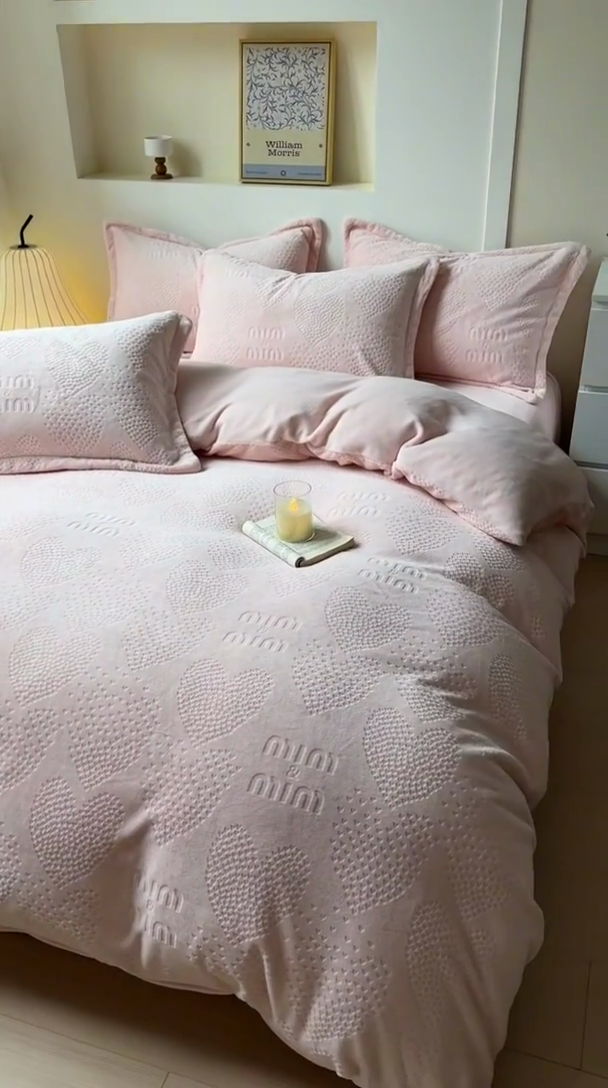 91家纺网 家纺一手货源 找家纺 （总）2024新款牛奶绒雕花加厚保暖高克重床单床笠三四件套奶油纯色