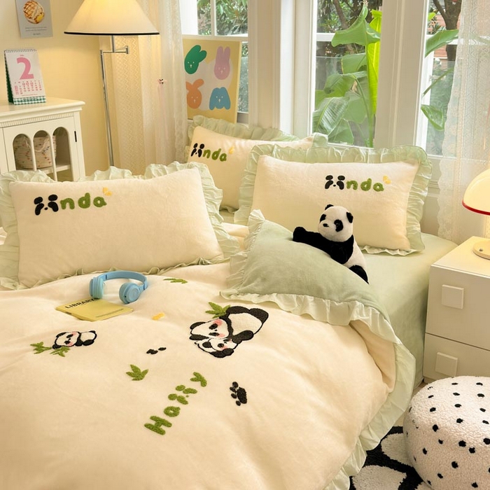 91家纺网 家纺一手货源 找家纺 易禾家纺 2024新款高克重加厚保暖牛奶绒四件套熊猫宝宝系列 熊猫宝宝--奶绿