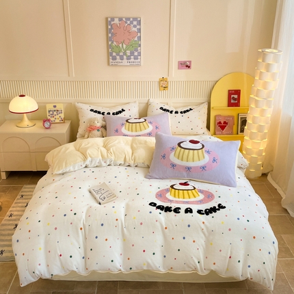 91家纺网 家纺一手货源 找家纺 呗旺鹿 2024新款高克重卡通印花牛奶绒四件套毛巾绣牛奶绒四件套 樱桃蛋糕