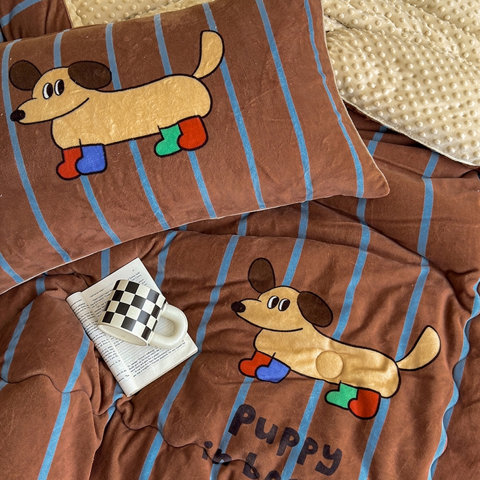 91家纺网 家纺一手货源 找家纺 2024新款卡通大版高克重牛奶绒豆豆被四件套 腊肠狗