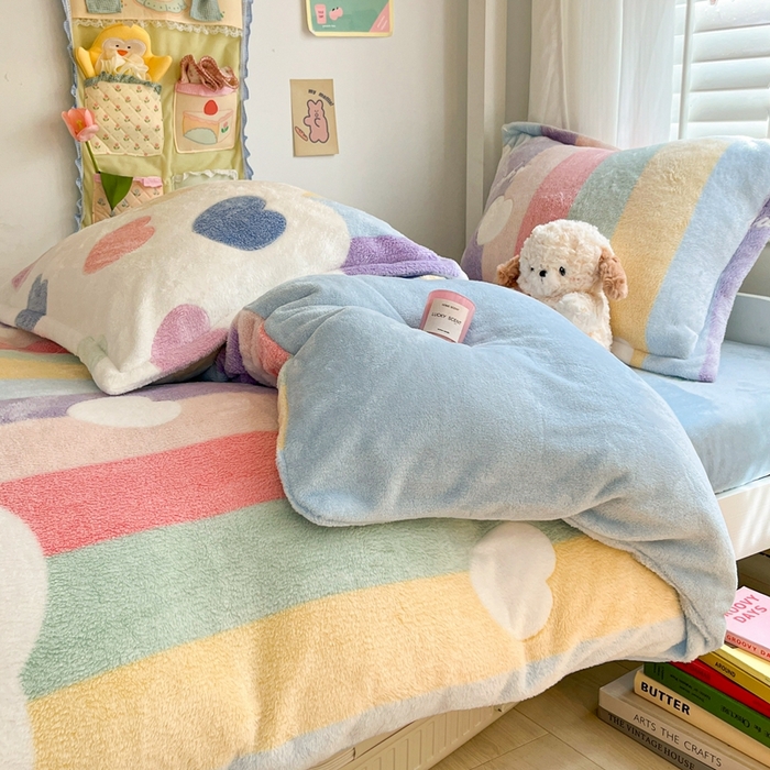 91家纺网 家纺一手货源 找家纺 川悦生活 2024新款雪花绒宿舍三件套 彩虹爱心兰