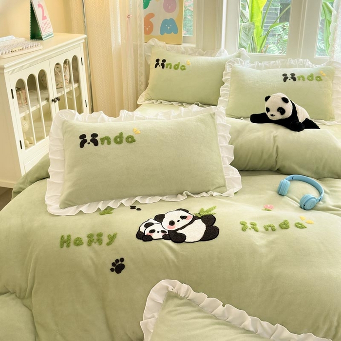 91家纺网 家纺一手货源 找家纺 易禾家纺 2024新款高克重加厚保暖牛奶绒四件套熊猫宝宝系列 熊猫宝宝--绿