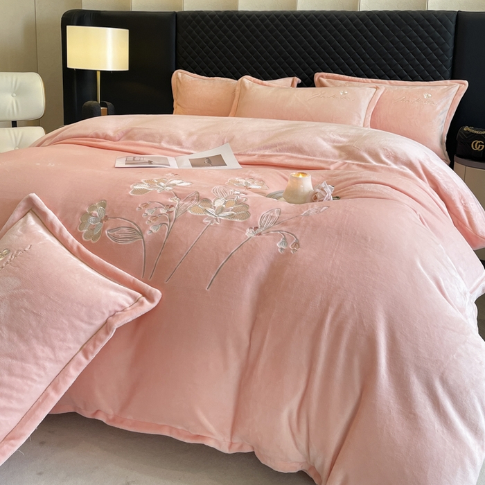 91家纺网 家纺一手货源 找家纺 畅畅家纺 2024秋冬新款牛奶绒绣花四件套 芳华-伊莉莎系列 伊莉莎-浅粉