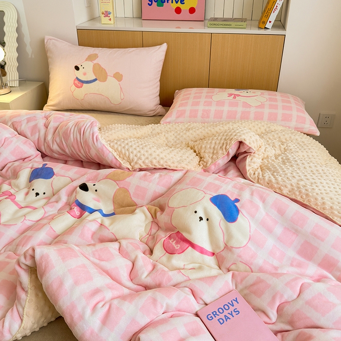 91家纺网 家纺一手货源 找家纺 2024新款卡通大版高克重牛奶绒豆豆被四件套 三只汪