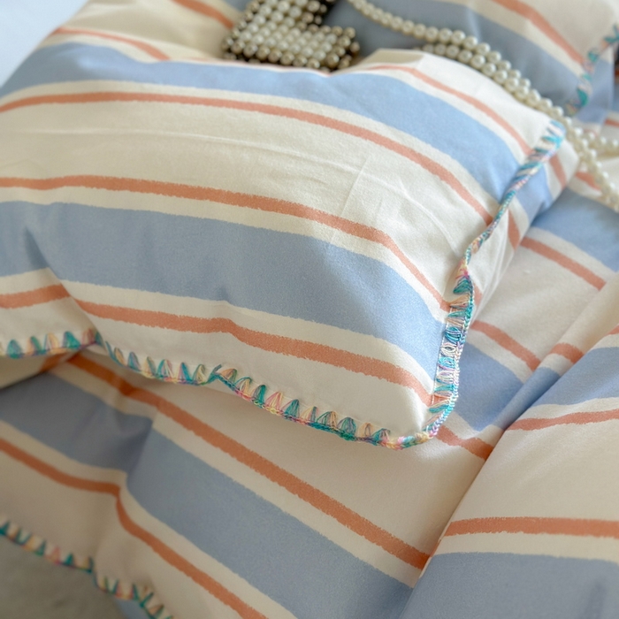 91家纺网 家纺一手货源 找家纺 艾莱家纺 2024新款七彩贝壳系列100S全棉柔顺加厚磨毛四件套 幻珊-蓝宽条