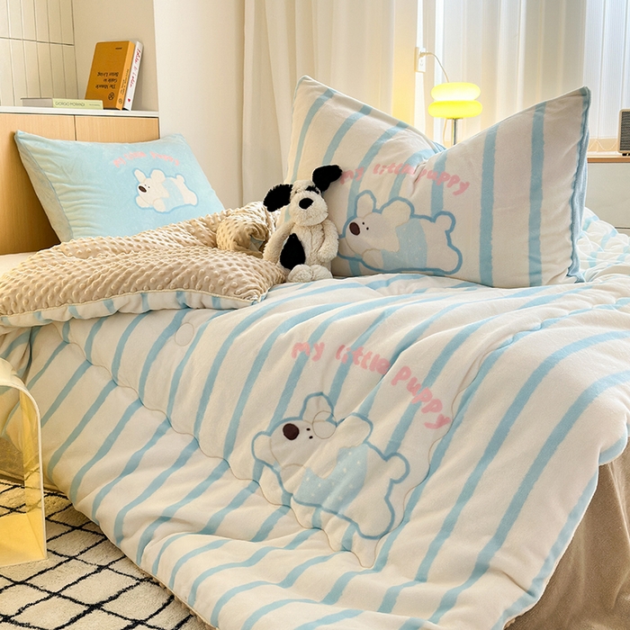 91家纺网 家纺一手货源 找家纺 2024新款卡通大版高克重牛奶绒豆豆被四件套 竖条狗狗蓝