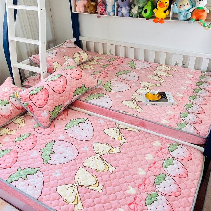 91家纺网 家纺一手货源 找家纺 小虾米 2024新款加厚上下床牛奶绒夹棉床笠款 草莓