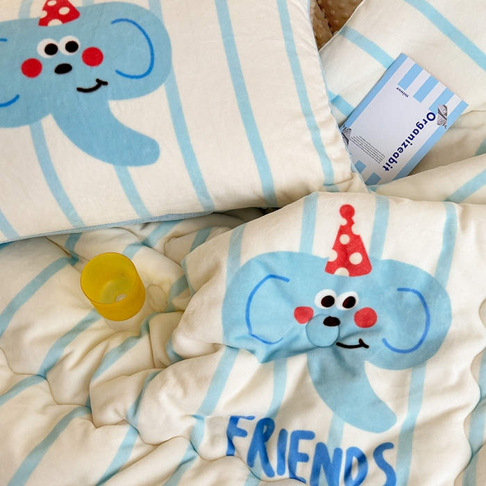 91家纺网 家纺一手货源 找家纺 2024新款卡通大版高克重牛奶绒豆豆被四件套 小象