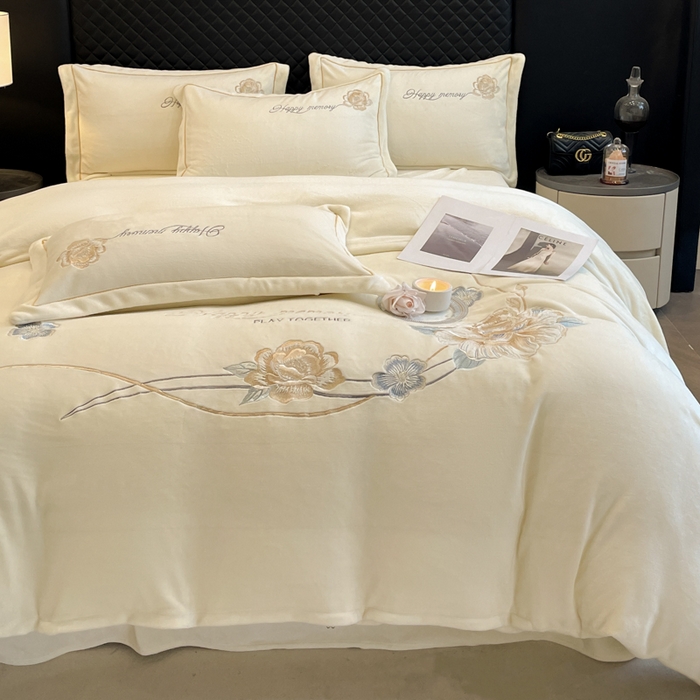 91家纺网 家纺一手货源 找家纺 畅畅家纺 2024秋冬新款牛奶绒绣花四件套 芳华-伊莉莎系列 芳华-米白