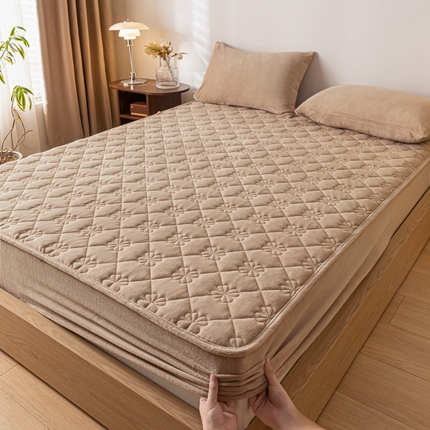 91家纺网 家纺一手货源 找家纺 衿成家纺 2025新款牛奶绒夹棉床笠-四叶草 四叶草-奶咖