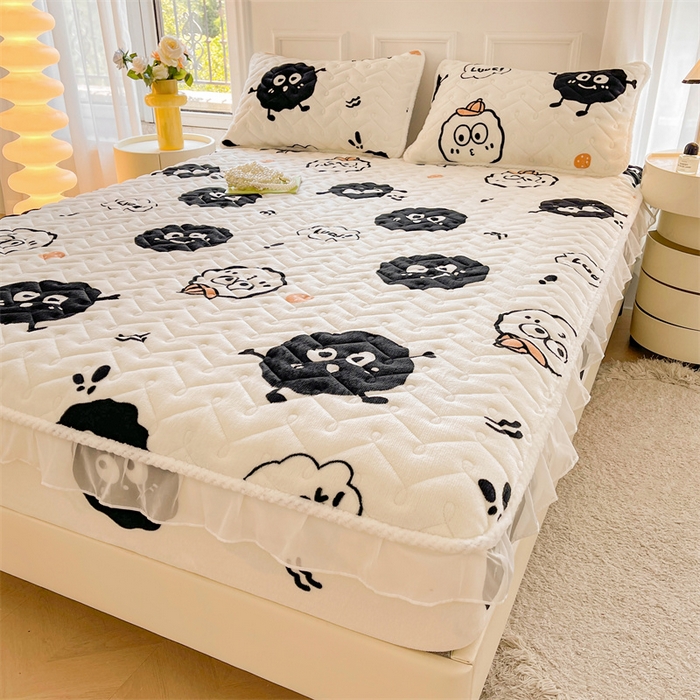 91家纺网 家纺一手货源 找家纺 小萌虎 2024新款牛奶绒夹棉花边床笠 黑豆精灵