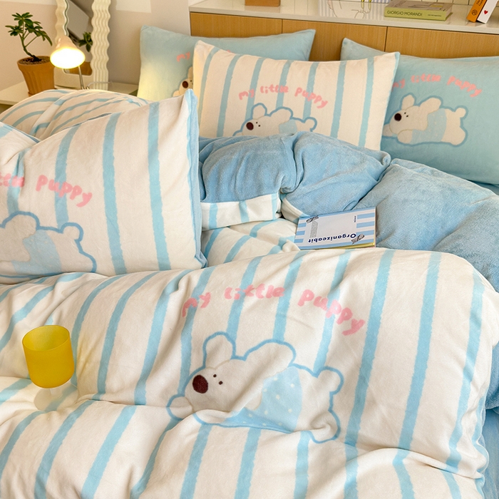91家纺网 家纺一手货源 找家纺 2024新款大版卡通双面高克重牛奶绒床单款四件套 竖条狗狗蓝