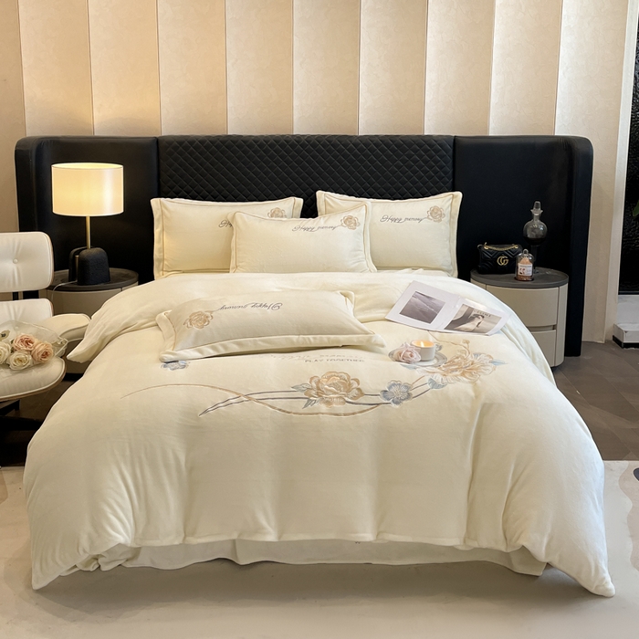 91家纺网 家纺一手货源 找家纺 畅畅家纺 2024秋冬新款牛奶绒绣花四件套 芳华-伊莉莎系列 芳华-米白