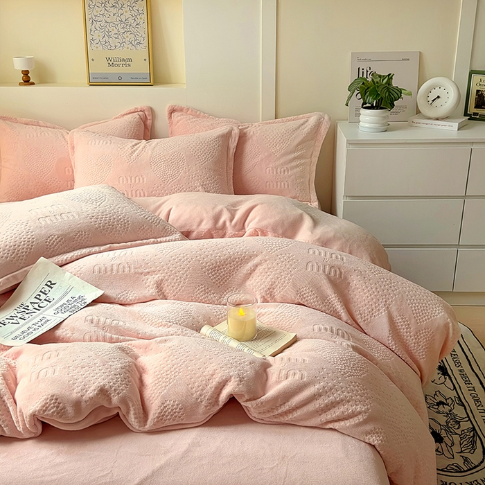 91家纺网 家纺一手货源 找家纺 （总）2024新款牛奶绒雕花加厚保暖高克重床单床笠三四件套奶油纯色