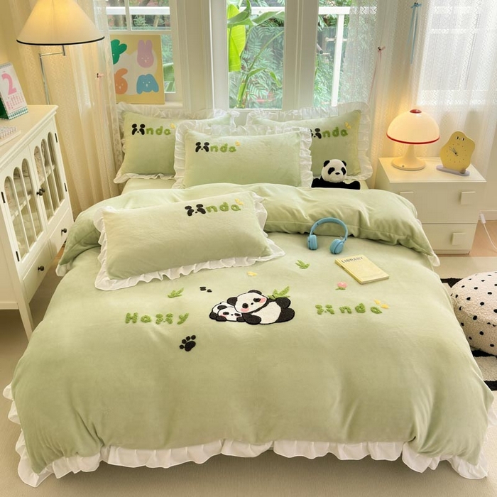 91家纺网 家纺一手货源 找家纺 易禾家纺 2024新款高克重加厚保暖牛奶绒四件套熊猫宝宝系列 熊猫宝宝--绿