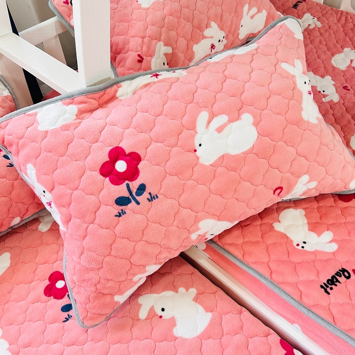 91家纺网 家纺一手货源 找家纺 小虾米 2024新款加厚上下床牛奶绒夹棉床笠款 欢乐兔