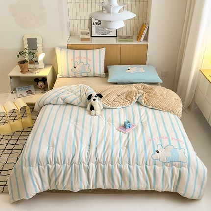 91家纺网 家纺一手货源 找家纺 2024新款卡通大版高克重牛奶绒豆豆被四件套 竖条狗狗蓝