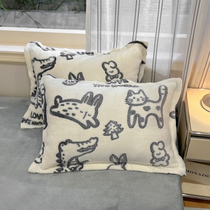 91家纺网 家纺一手货源 找家纺 贝扬思家纺 2024新款加厚雪花绒印花四件套 黑猫仔仔