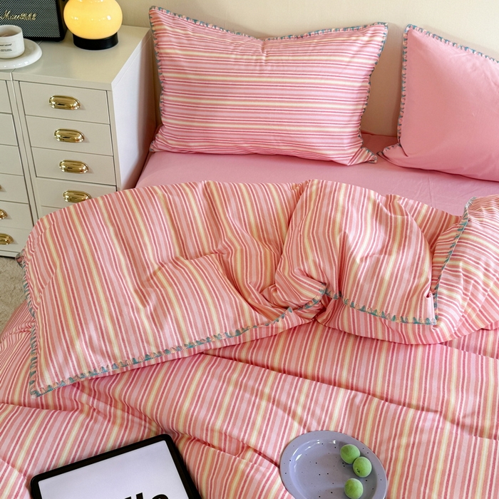 91家纺网 家纺一手货源 找家纺 艾莱家纺 2024新款七彩贝壳系列100S全棉柔顺加厚磨毛四件套 幻珊-粉细条