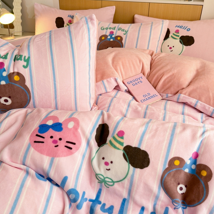 91家纺网 家纺一手货源 找家纺 2024新款大版卡通双面高克重牛奶绒床单款四件套 好朋友