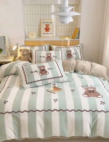 91家纺网 家纺一手货源 找家纺 2024新款大版卡通双面高克重牛奶绒床单款四件套 咖啡熊