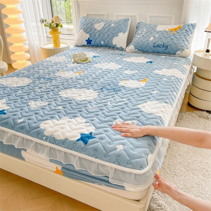 91家纺网 家纺一手货源 找家纺 小萌虎 2024新款牛奶绒夹棉花边床笠 在云端