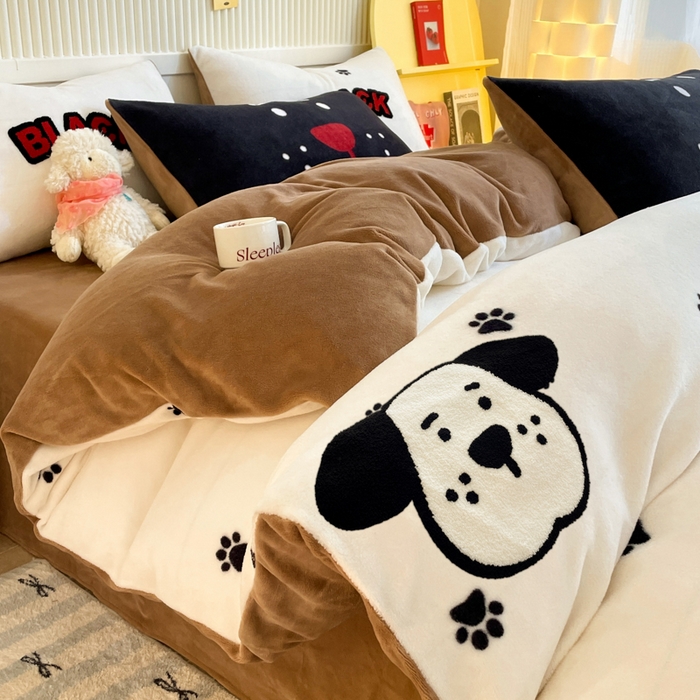 91家纺网 家纺一手货源 找家纺 呗旺鹿 2024新款高克重卡通印花牛奶绒四件套毛巾绣牛奶绒四件套 斑点特斯拉