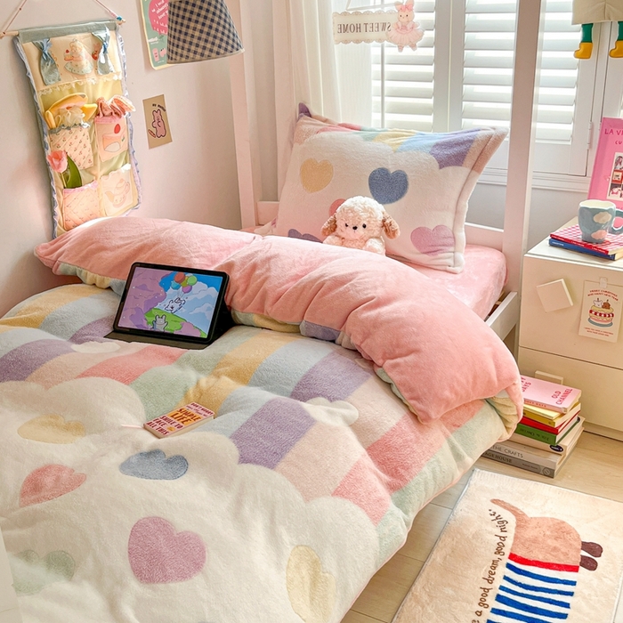 91家纺网 家纺一手货源 找家纺 川悦生活 2024新款雪花绒宿舍三件套 彩虹爱心粉