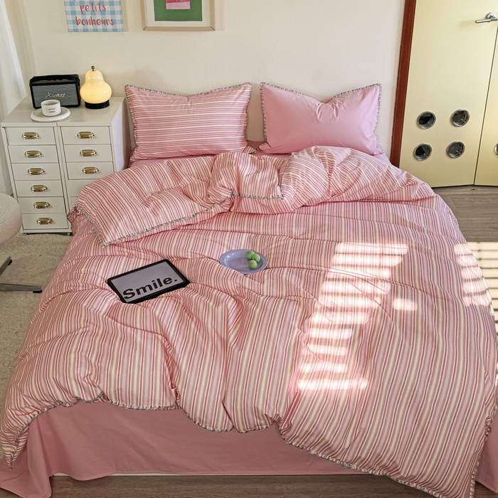 91家纺网 家纺一手货源 找家纺 艾莱家纺 2024新款七彩贝壳系列100S全棉柔顺加厚磨毛四件套 幻珊-粉细条