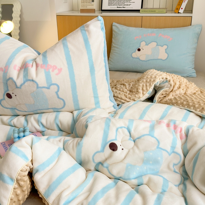 91家纺网 家纺一手货源 找家纺 2024新款卡通大版高克重牛奶绒豆豆被四件套 竖条狗狗蓝