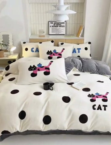 91家纺网 家纺一手货源 找家纺 2024新款大版卡通双面高克重牛奶绒床单款四件套 小猫