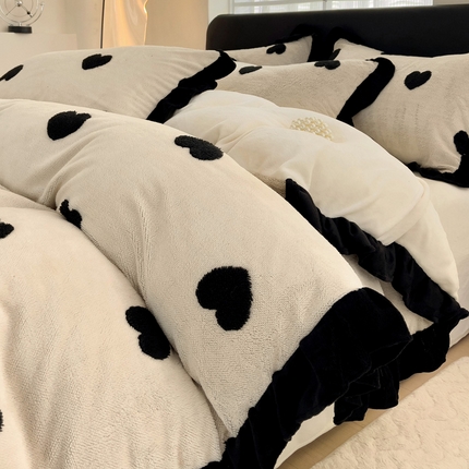 米莱家纺 2024新款高克重剪花雕花阳离子牛奶绒四件套 爱心-奶白