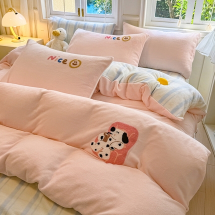 91家纺网 家纺一手货源 找家纺 布柔 2024新款ins风小清新毛巾绣高克重牛奶绒奶油条纹四件套 奶油条纹粉