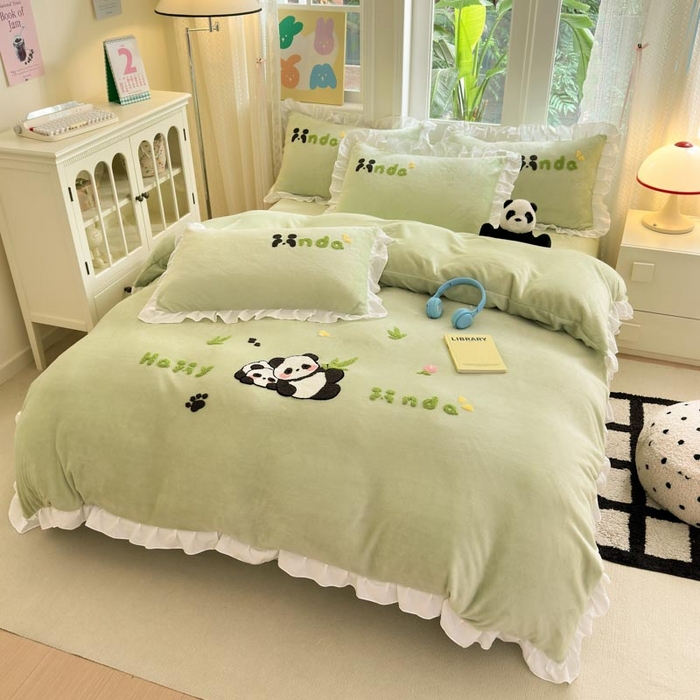 91家纺网 家纺一手货源 找家纺 易禾家纺 2024新款高克重加厚保暖牛奶绒四件套熊猫宝宝系列 熊猫宝宝--绿
